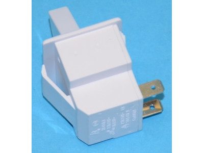 Switch Light Refrigerator Hisense RT417N4DC1 